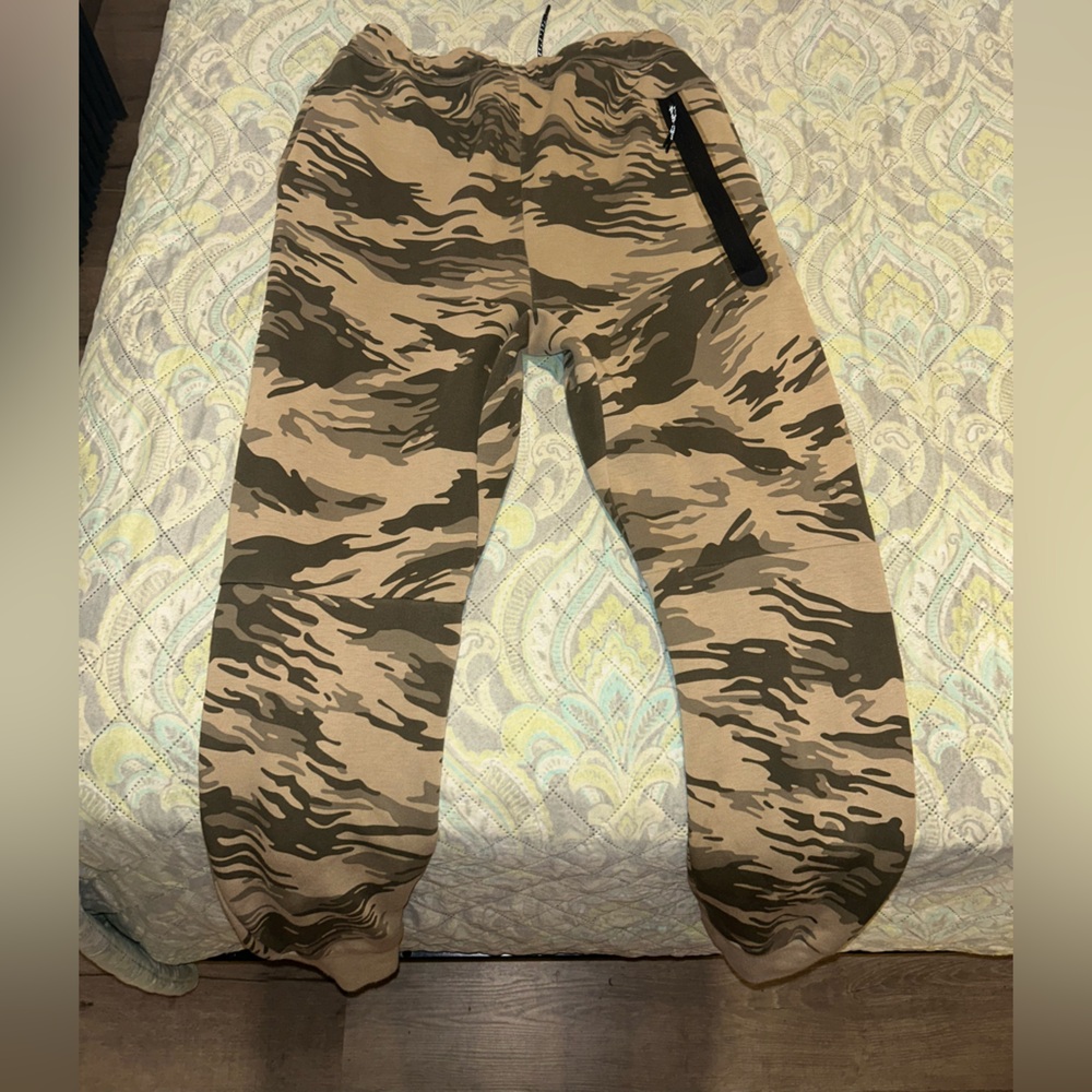 Nike Camouflage Jacket in Green and Tan - Picture 2 of 7